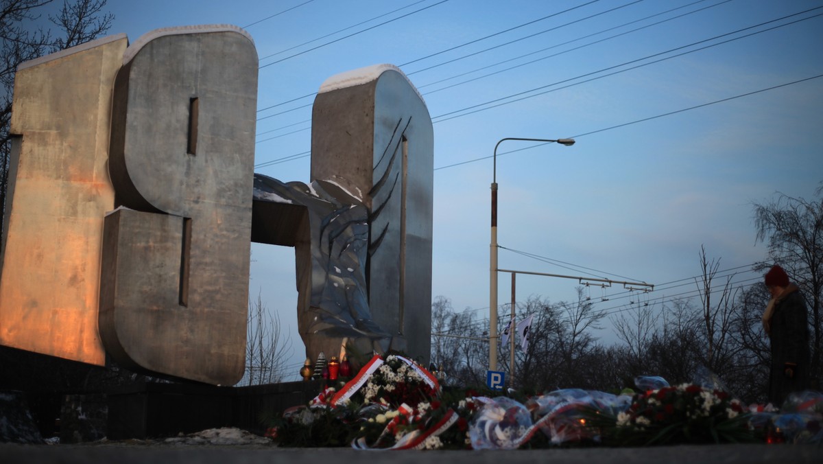 Pod pomnikiem Ofiar Grudnia 1970 w Gdyni, niedaleko stacji Szybkiej Kolei Miejskiej Gdynia-Stocznia, rozpoczęły się dziś rano uroczystości upamiętniające 48. rocznicę Grudnia'70.