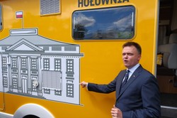Hołownia z dumą prezentuje żółty kamper: To jest nasz belweder na kółkach