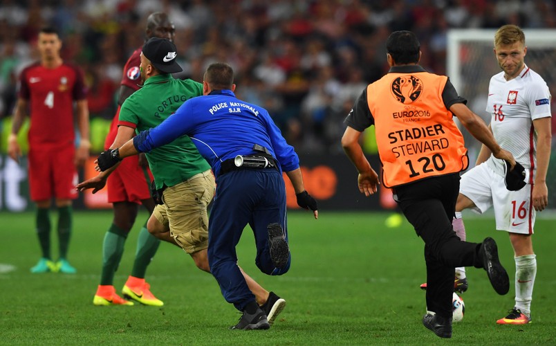 Portugalczycy nie potrafili usiedzieć na miejscu. Wbiegli na boisko. Na szczęście nie... nago