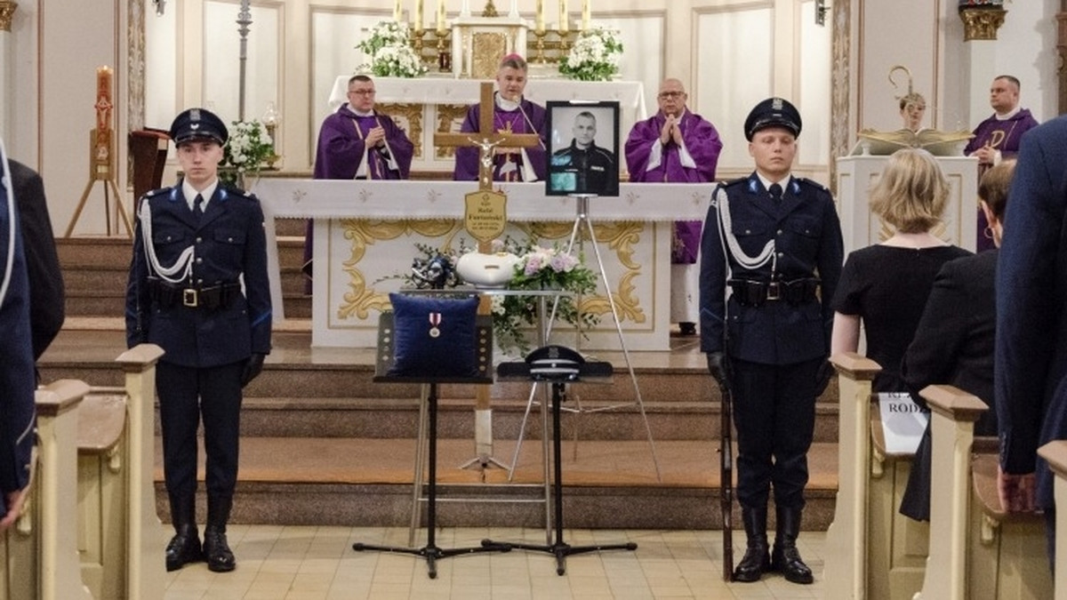 Tragiczna śmierć policjanta w Słupsku. Poruszające sceny na pogrzebie