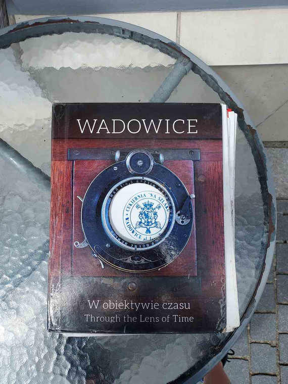 Książka "Wadowice. W obiektywie czasu" znajdująca się przed cukiernią "Na szlaku" w Wadowicach.
