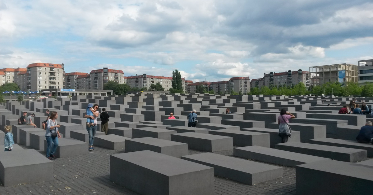 Deutschland: Polizei übt Liegestütze am Denkmal für die Opfer des Holocaust-Korban