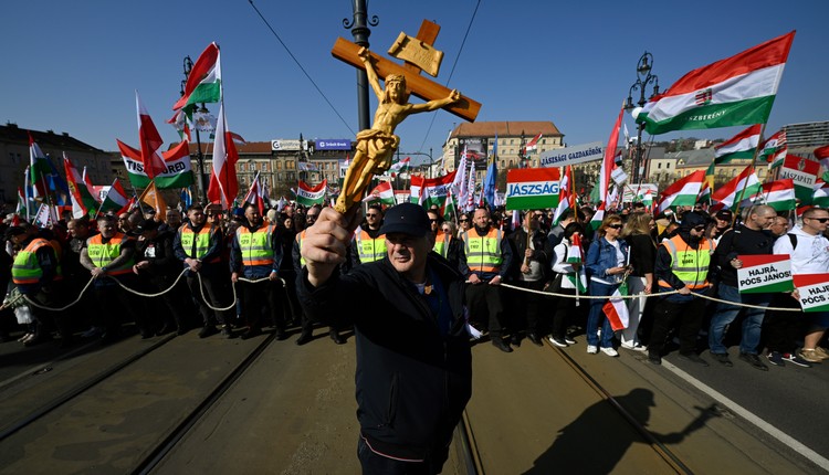 Tysiące Węgrów wyszło na ulice Budapesztu. Nie staniemy się ukraińską kolonią"