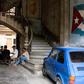 mężczyzny remontują polskiego fiata na jednej z kubańskich ulic.  
