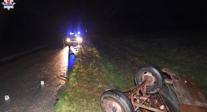 Dramat na drodze w Aleksandrowie. Wóz z drewnem zmiażdżył 49-letniego mężczyznę. Kierowca ciągnika był pijany!