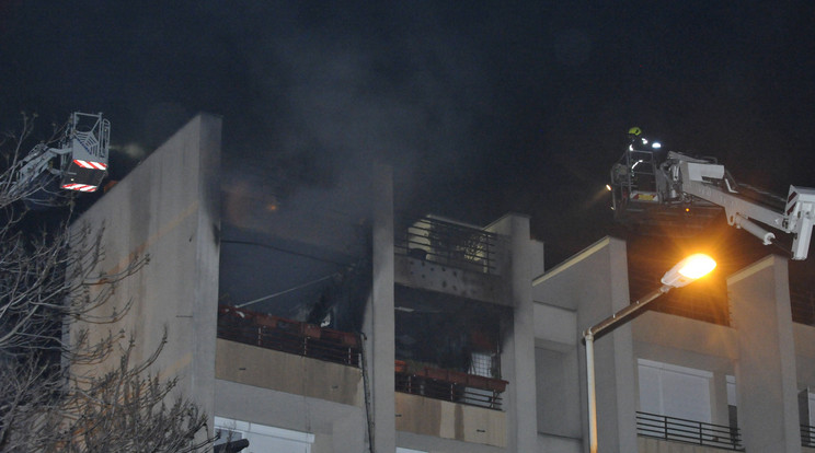 Tűzoltók dolgoznak egy társasház negyedik emeleti lakásában keletkezett tűz oltásán / Fotó: MTi/Mihádák Zoltán