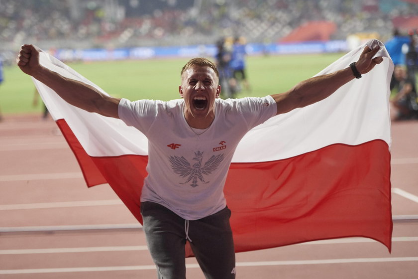 Zanim został tyczkarzem, był biegaczem. Jego rekord na kilometr to 2.49 min.