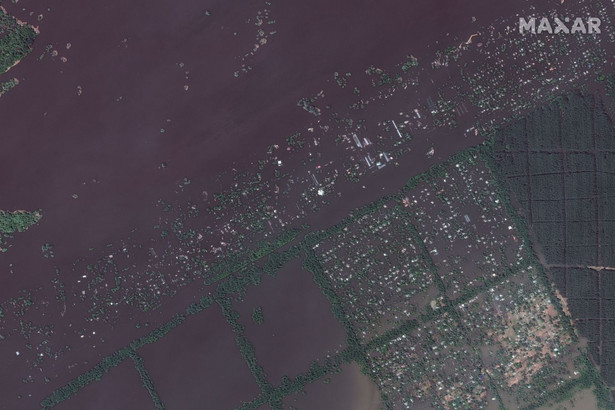 Zdjęcia satelitarne skutków zawalenia się tamy na Ukrainie