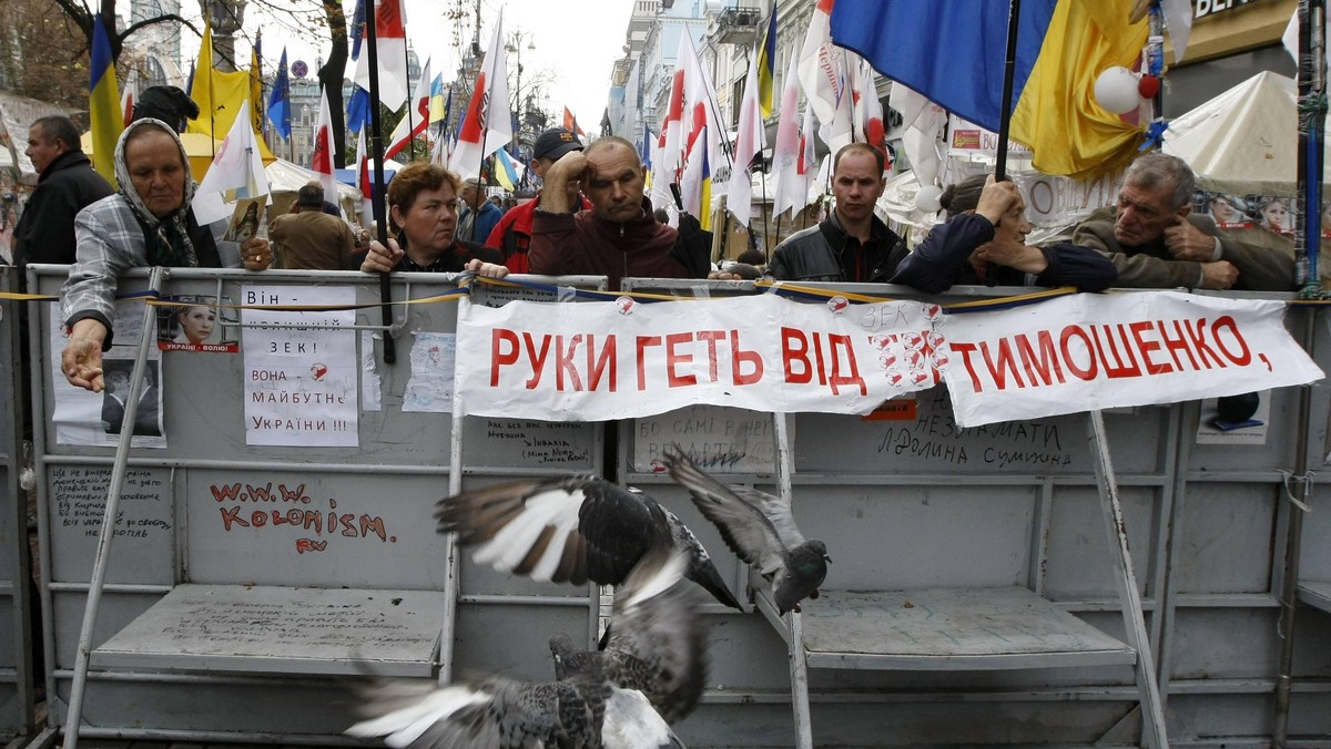 Sprawa procesu b. premier Ukrainy Julii Tymoszenko zapewne pojawi się na szczycie Partnerstwa Wschodniego w Warszawie. Ukraina nie pomaga partnerom w UE, by byli szczodrzy w obiecywaniu jej unijnej perspektywy - ocenił w środę wysokiej rangi dyplomata UE.