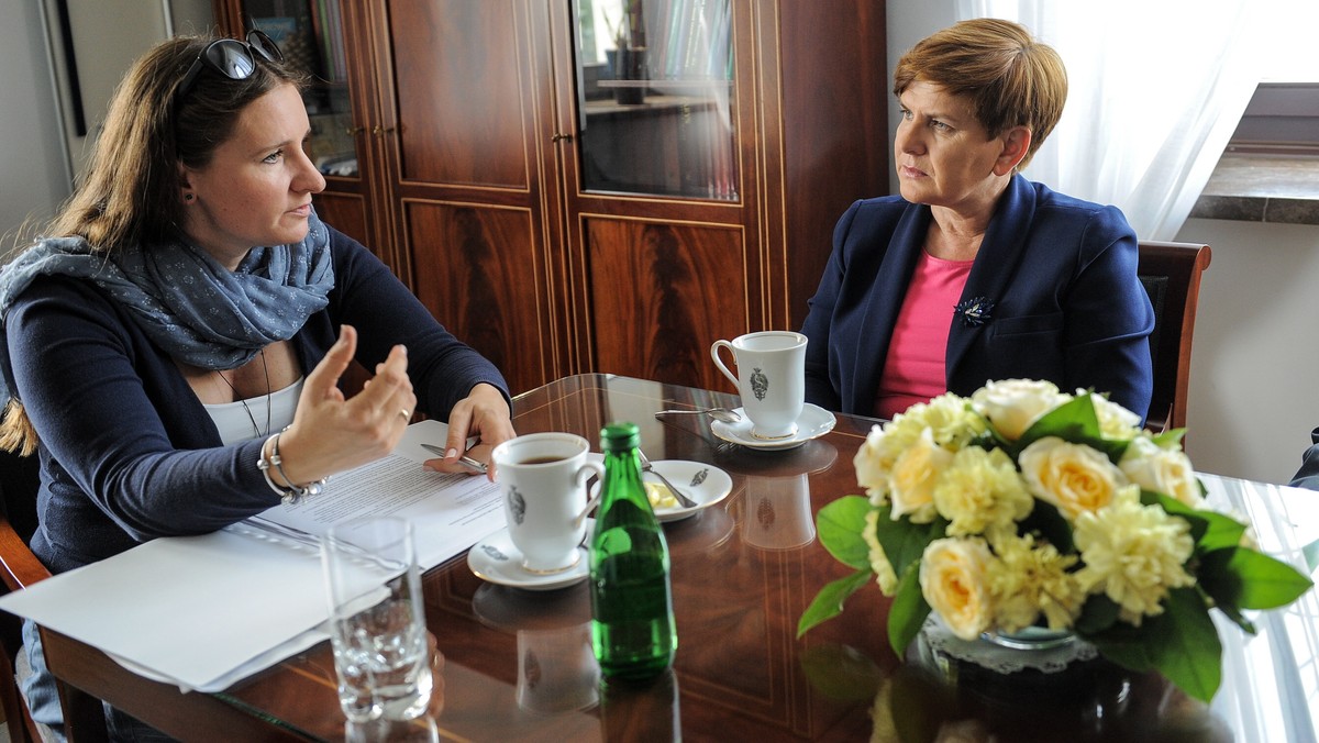 Kandydatka PiS na premiera Beata Szydło spotkała się z Karoliną Elbanowską ze Stowarzyszenia Rzecznik Praw Rodziców i przedstawicielami fundacji "Ratuj Maluchy". Rozmowa dotyczyła rozwiązań proponowanych przez PiS m.in. dodatku 500 zł na dziecko i zniesienia obowiązku szkolnego 6-latków.