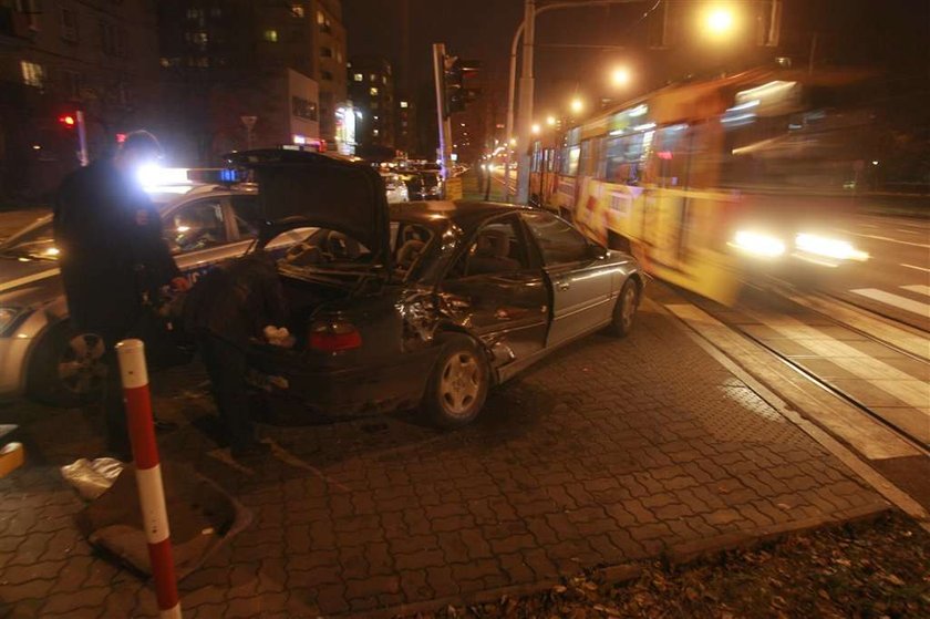 WYPADEK , SAMOCHOD ZAJECHAL DROGE TRAMWAJOWI