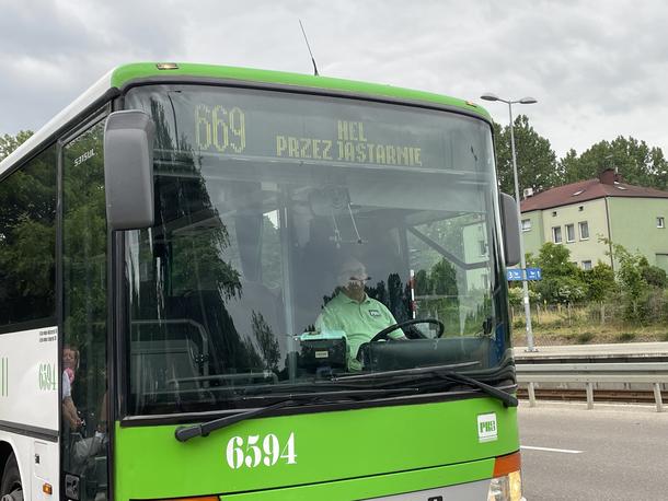 – Nie ma takiego autobusu. Już nie ma – mówi kierowca autobusu nr 669.