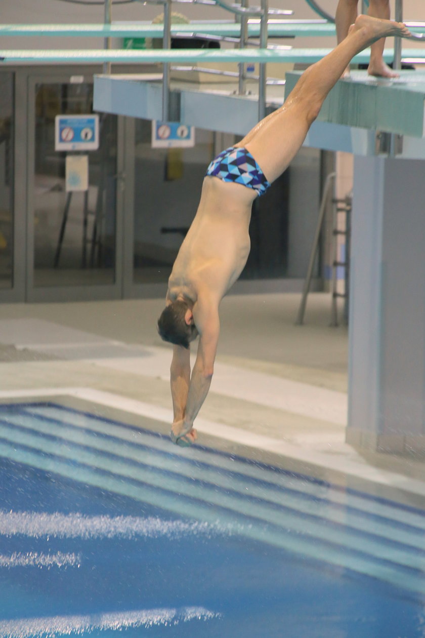 Maciej Dowbor na basenie trenuje do "Celebirty Splash"