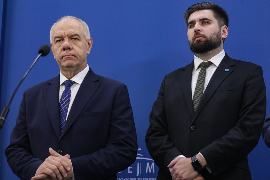 Jakub Banaszek i Jacek Sasin  podczas konferencji prasowej w Sejmie, 9 lipca 2025 r.