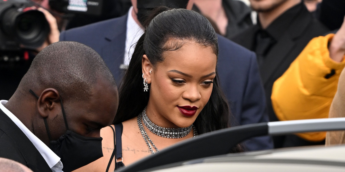 Rihanna w prześwitującej halce w Paryżu. Wyzywająca bielizna i ciążowy brzuch na wierzchu. 