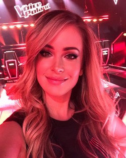 Ta piękność wpuszcza uczestników na scenę "The Voice of Poland". Kim jest Kinga Kujawska?