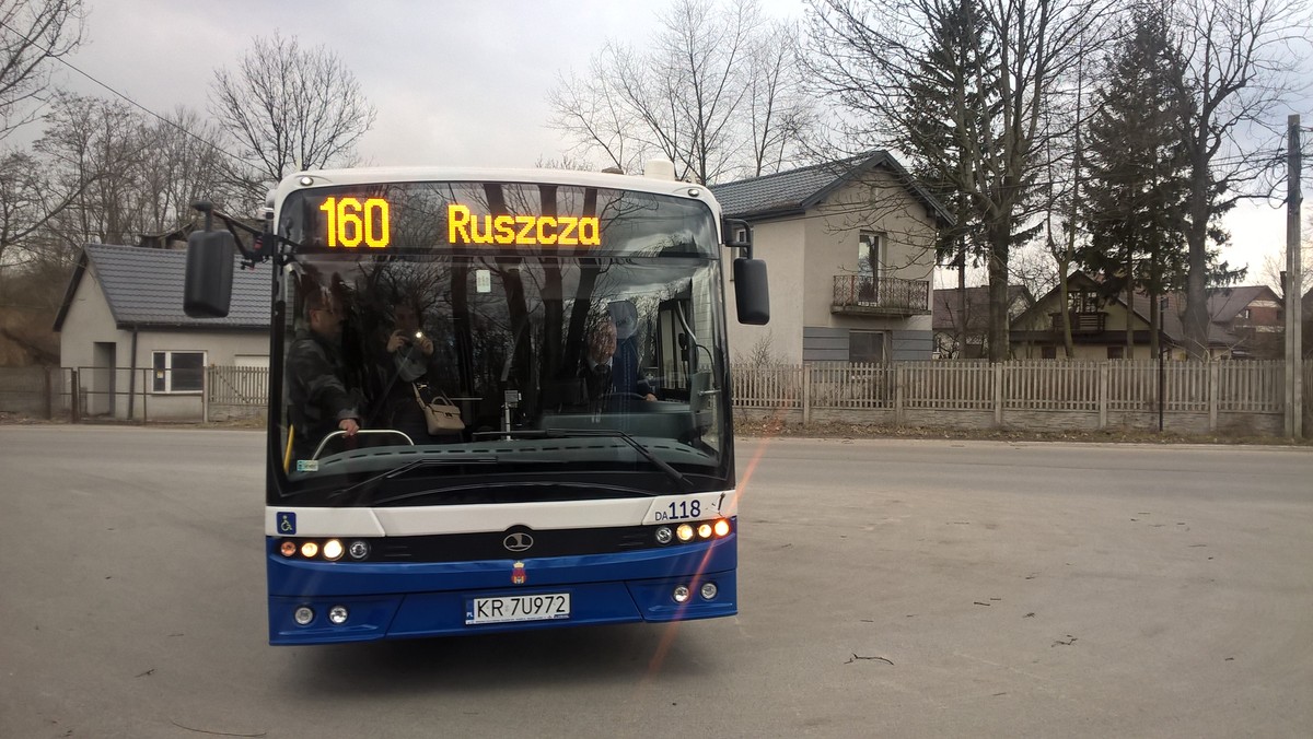 Rok temu uruchomiona została nowa linii autobusowa numer 160 (Aleja Przyjaźni - Ruszcza), kursująca po ulicy Łuczanowickiej. Teraz do dyspozycji pasażerów oddane zostały dwa dodatkowe przystanki autobusowe, zlokalizowane w tym rejonie.