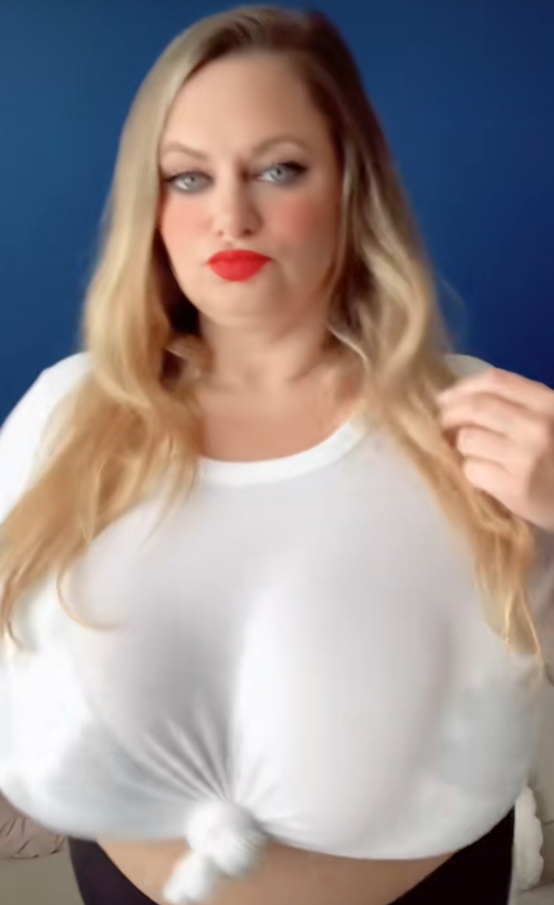 Erika kvôli svojim prsiam trpí bolesťami chrbta.