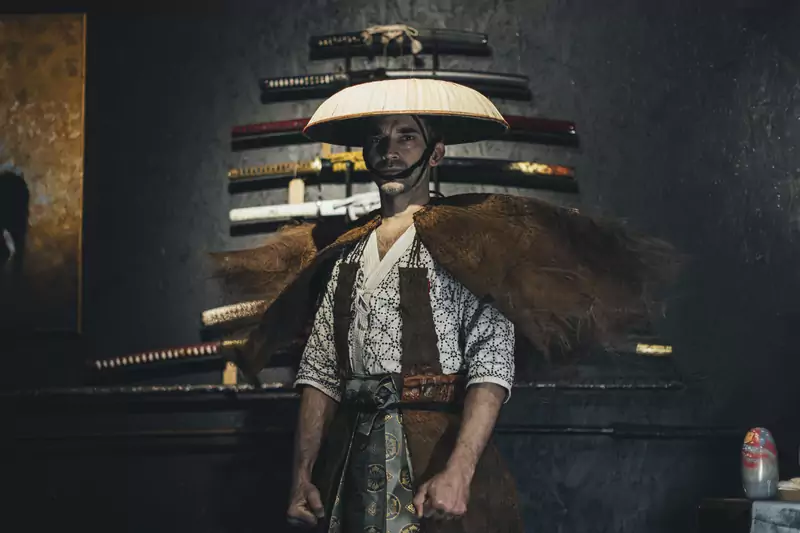 Michał Piotrkowicz, 6. dan w szermierce samurajskiej battodo, podczas wystawy mieczy w galerii Ikikata w Podkowie Leśnej