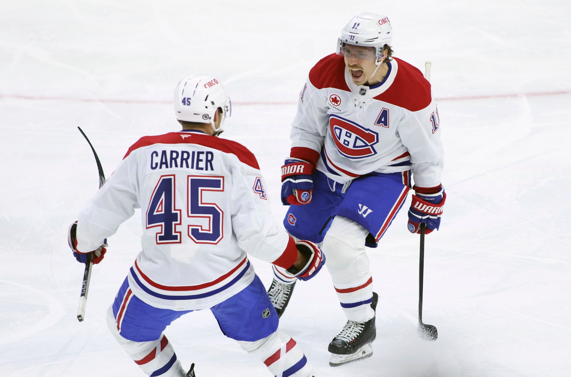 Hokejisti Montrealu Canadiens Brendan Gallagher a Alexandre Carrier.