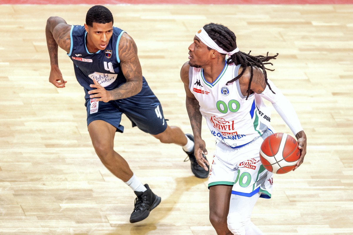 Koszykarz drużyny Anwil Włocławek Kyndall Dykes (P) i Donovan Jackson (L) z zespołu Polski Cukier Toruń podczas meczu Ekstraklasy