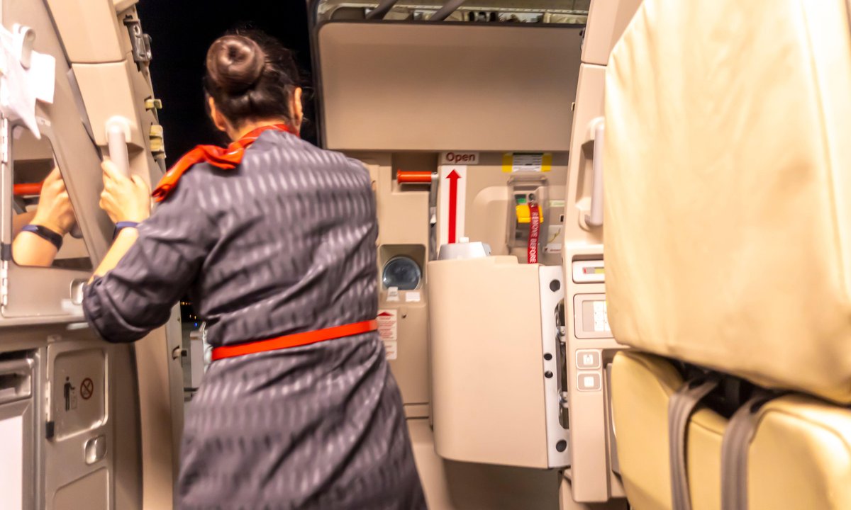 Stewardessa pokazała, co znalazła pod siedzeniem. "Obrzydliwe"