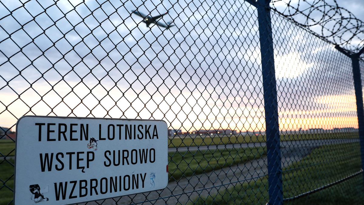 Samolot linii Warszawa – Cancun uszkodzony. Maszyna zrzuca paliwo nad Mińskiem Mazowieckim