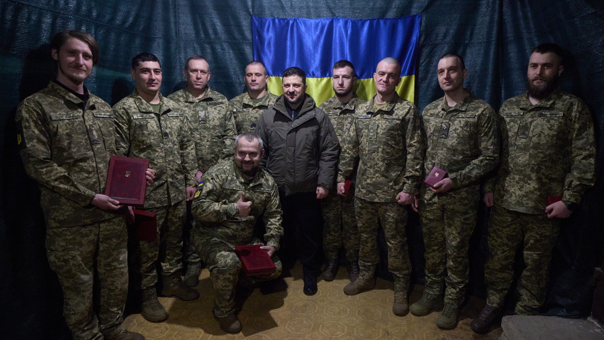 Ukrajinský prezident Volodymyr Zelenskyj navštívil vojakov v Doneckej oblasti. 