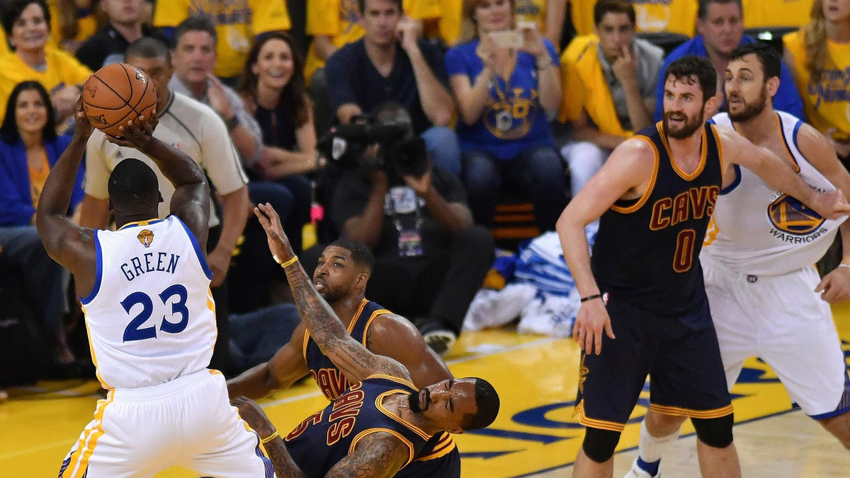 Golden State Warriors upokorzyli na swoim terenie 110:77 Cleveland Cavaliers w drugim spotkaniu finału NBA. Obrońcy tytułu prowadzą 2-0 w serii "best-of-seven". Najskuteczniejszym graczem meczu był Draymond Green, który rzucił 28 punktów. Trzecie spotkanie w środę w Cleveland.