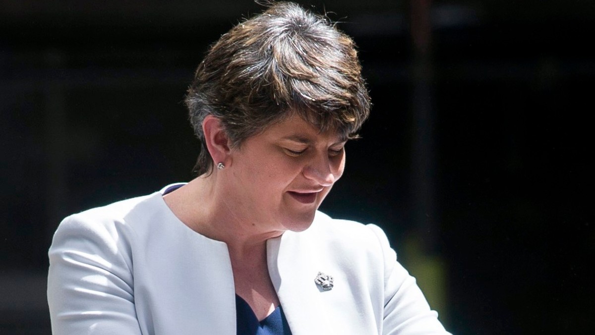 Liderka Demokratycznej Partii Unionistycznej (DUP) Arlene Foster napisała na Twitterze po spotkaniu z premier W. Brytanii Theresą May, że obie strony "liczą, iż wkrótce zakończą z powodzeniem rozmowy" o poparciu mniejszościowego rządu Partii Konserwatywnej.