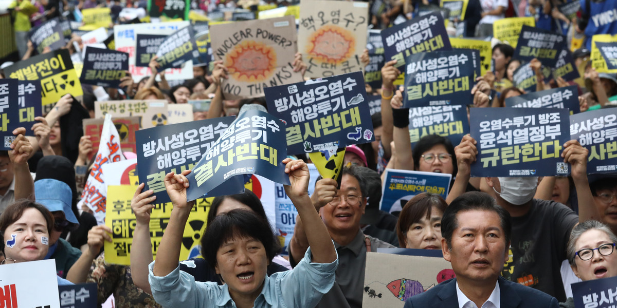 Protest przeciwko spuszczeniu wody ze zniszczonej elektrowni atomowej Fukushima do oceanu. Seul, Korea Południowa, 12 sierpnia 2023 r.