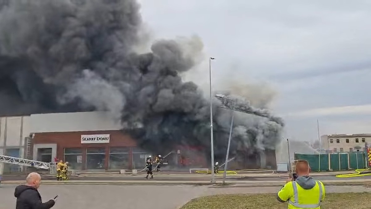 Potężny pożar chińskiego marketu w Czersku. Konieczna ewakuacja osiedla