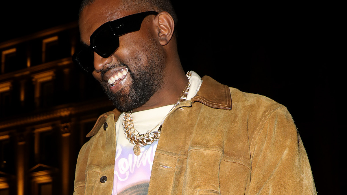 Kanye West wydaje się znowu być w ciężkim stanie psychicznym. Ostatnio raper opublikował na Twitterze wideo, na którym widać, jak oddaje mocz na jedną ze swoich nagród Grammy, prywatny numer dyrektora handlowego magazynu "Forbes" oraz fragmenty jego kontraktów z wytwórniami muzycznymi. Konto muzyka zostało jednak bardzo szybko zablokowane, a wpisy zawierające prywatne informacje usunięte.