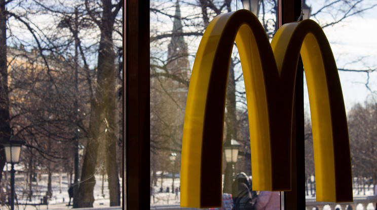 Az új márkajelzés egy kört és két vonalat tartalmaz, amelyek állítólag egy hamburgert és két sült krumplit jelképeznek/ Fotó: Northfoto