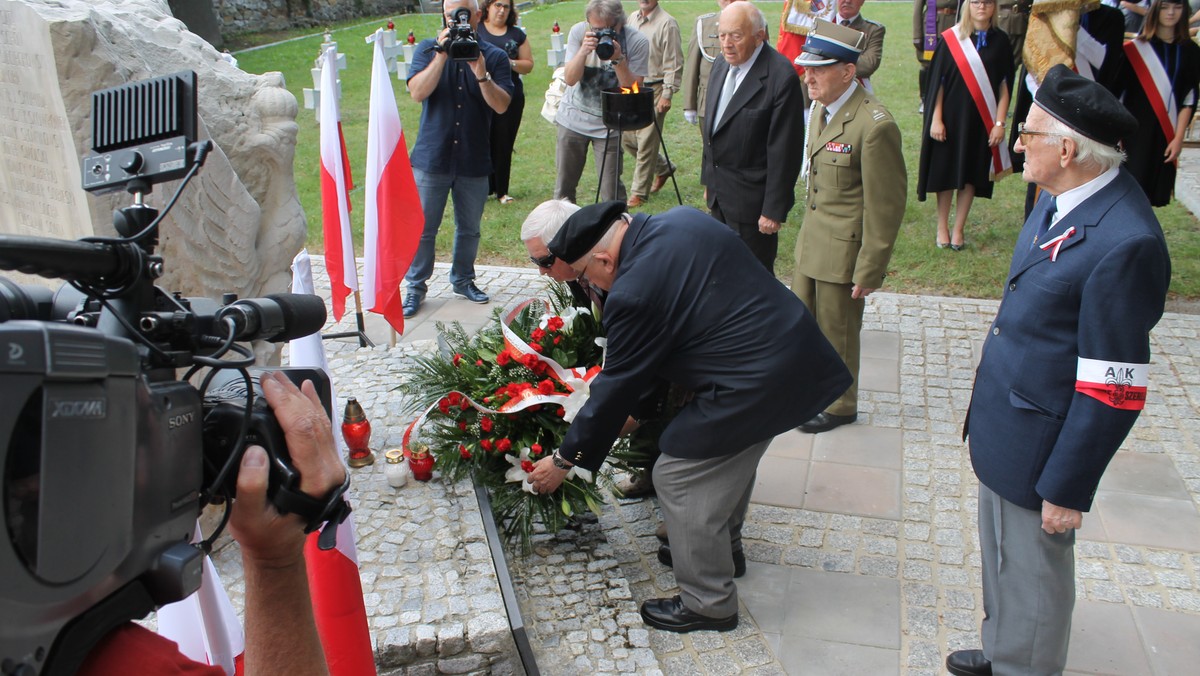 W całym kraju odbyły się dziś obchody 78. rocznicy wybuchu II wojny światowej. Kieleckie uroczystości jak co roku w samo południe rozpoczęły się w Kwaterze Ofiar Września 1939 roku na Cmentarzu Wojsk Polskich przy ulicy Ściegiennego. Tam m.in. kombatanci, parlamentarzyści, władze miasta i regionu oraz zwykli mieszkańcy oddali hołd poległym podczas kampanii wrześniowej i całej wojny.