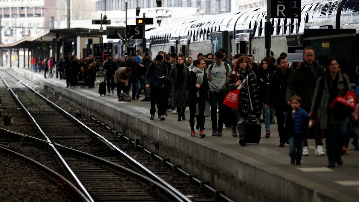 Pracownicy francuskich kolei państwowych (SNCF) rozpoczęli strajk, który potrwa do środy. To - jak pisze AFP - zaledwie pierwszy etap protestu przeciwko polityce reform prezydenta Emmanuela Macrona.