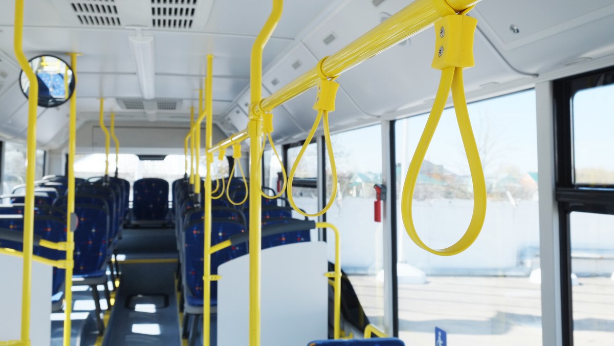 Młodzi mężczyźni z Ełku zaczepiali dziewczyny w autobusie. Nie spodziewali się, że szybko ktoś wymierzy im za to karę. Ojciec córki, która także była pokrzywdzona w zdarzeniu, za zgodą 18-latka i 21-latka z Ełku, zamieścił w sieci filmiki, na których mężczyźni z zakrytymi twarzami przepraszają za swoje zachowanie.