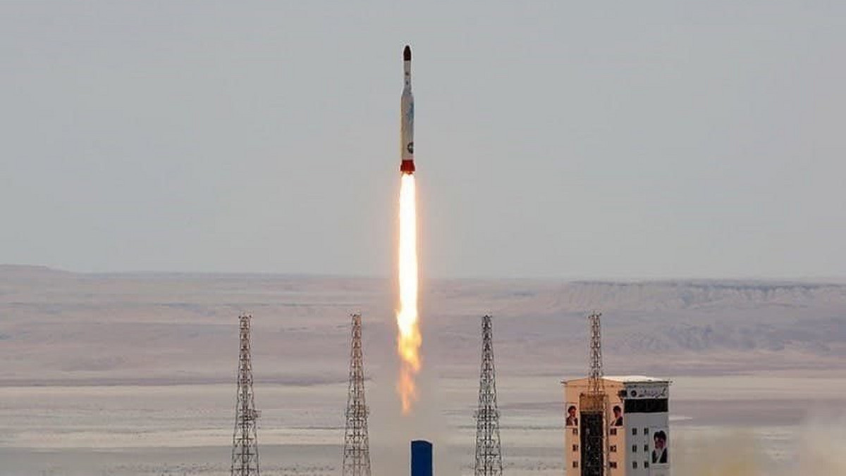 Iran wystrzelił w kosmos rakietę nośną z satelitą. W tle nuklearne negocjacje