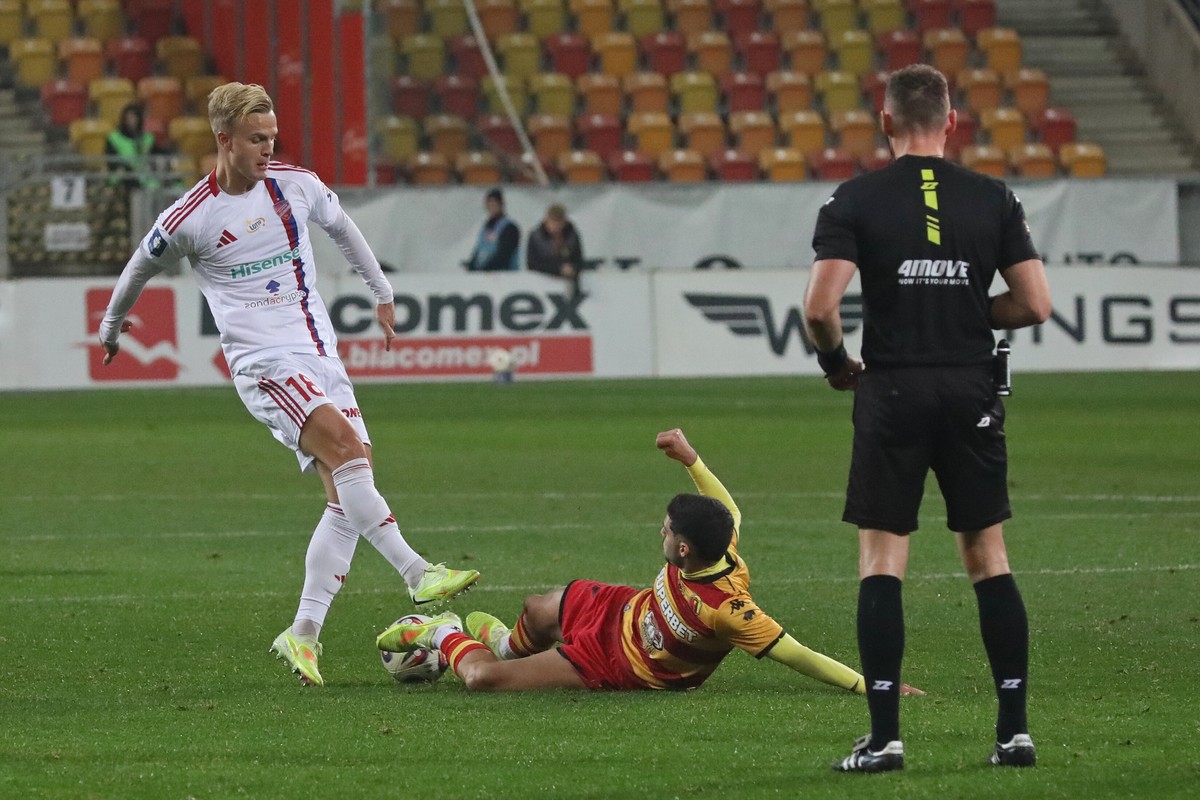 Sędzia przerwał mecz Jagiellonia - Raków. Powodem wulgarny transparent obrażający jego kolegę