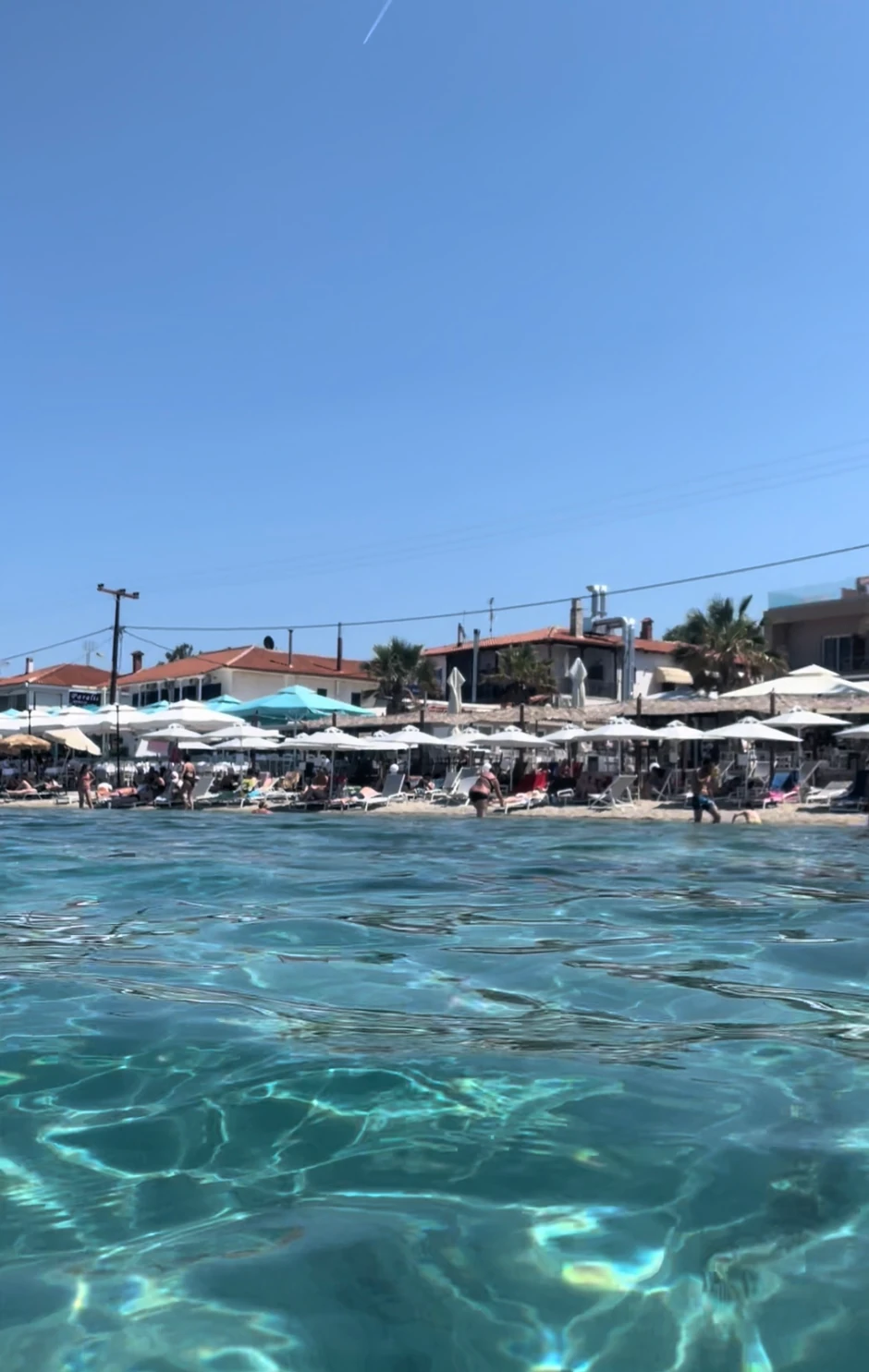 Bar u Pefkohoriju gde set dve ležaljke i suncobran idu uz konzumaciju