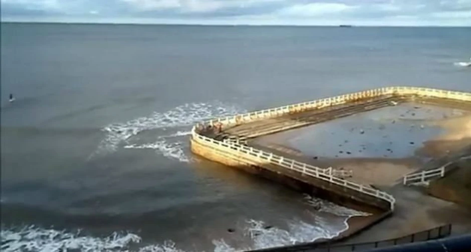 Stari bazen uz more poslužio je paru, čije imena se zasad ne znaju, kao balska sala