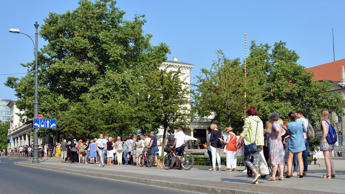 Poznaniacy już od wczesnych godzin porannych ustawiają się w kolejce przed Centrum Informacji Miejskiej, gdzie rozdawane są darmowe bilety na spektakle Teatru Polonia. W sierpniu na placu urzędu miasta będziemy mogli zobaczyć między innymi "Białą bluzkę" z Krystyną Jandą w roli głównej. Bilety na słynny monodram zniknęły w ciągu niecałych czterech minut.