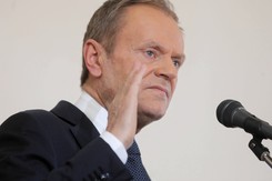 Tusk: Nazistowski prawnik byłby dumny z Orbana. Węgierscy europosłowie oburzeni