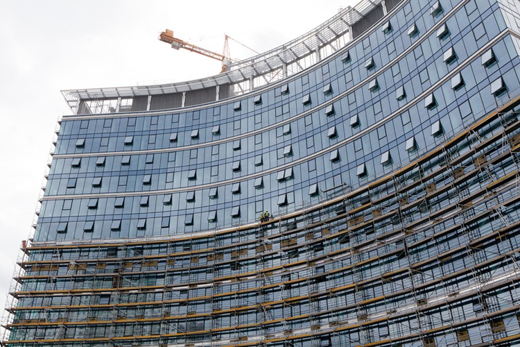 Dwa niższe budynki wchodzące w skład kompleksu zostaną oddane do użytku jeszcze w 2014 roku. Najwyższy 220-metrowy biurowiec A będzie dostępny dla najemców od 2015 roku. Deweloperem oraz generalnym wykonawcą inwestycji jest Ghelamco Poland.