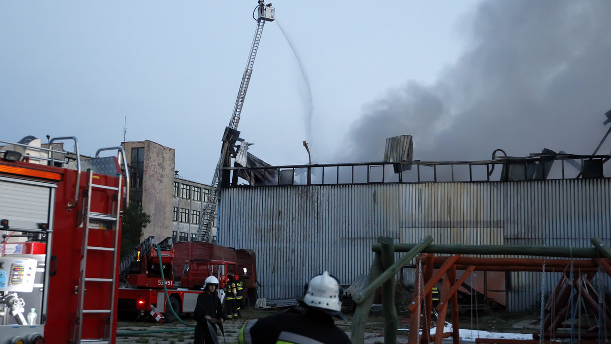 Strażacy opanowali pożar w zakładzie recyklingu odpadów w Myszkowie - poinformował dyżurny komendy powiatowej straży w Myszkowie, asp. Marcin Szczerba.