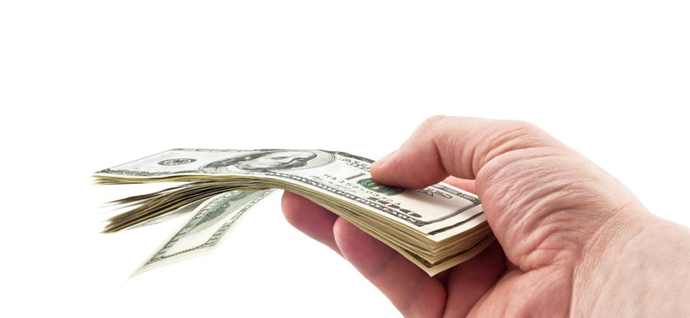 Przekazanie gotówki od rodziców. Kiedy trzeba zapłacić podatek?