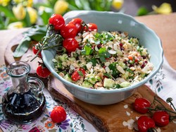 Sałatka z kaszą i czosnkiem niedźwiedzim. Danie pełne witamin od Ewy Wachowicz