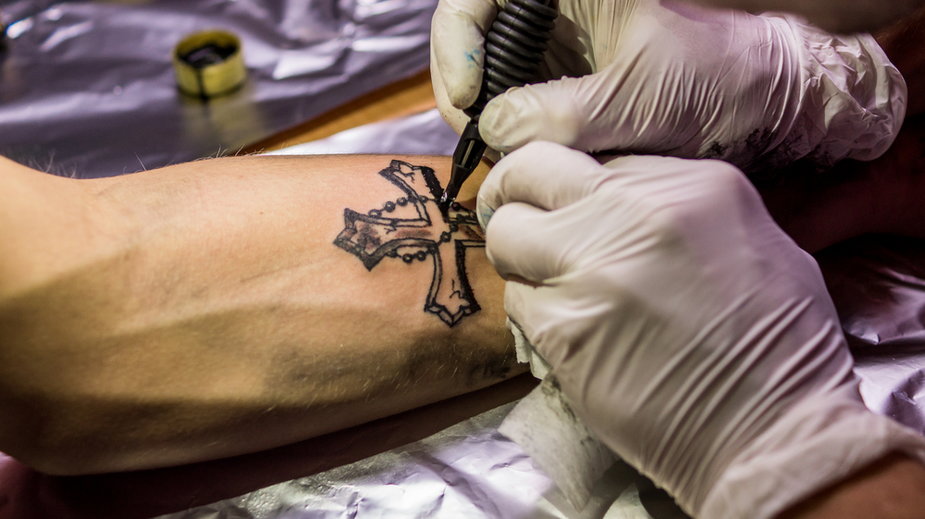 Tatuaże – napisy, wzory, znaczenie. Ile kosztuje tatuaż?