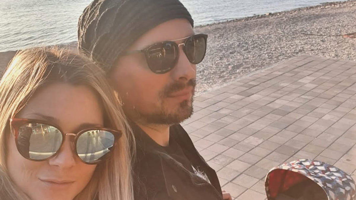 PEVAČ (46) IMA ŠESTORO DECE Najmlađa ćerka napunila 8 meseci, sad sa suprugom slavi 20 godina braka: 