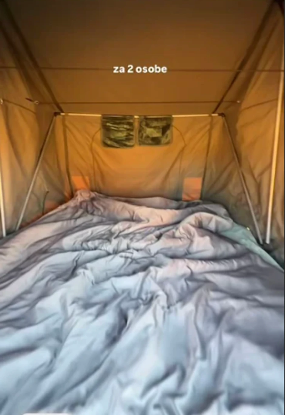 Maša Memedović raširila šator na krovu kola